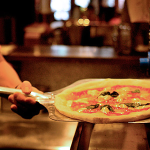 バッカーノ自慢の本場の窯でピッツァ職人が焼き上げたピッツァは絶品！